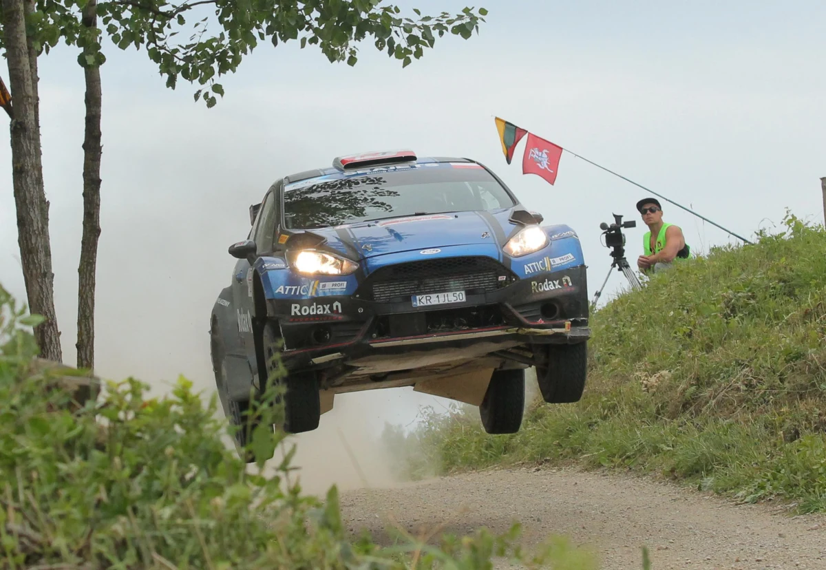 ​Wyjątkowy jubileusz i wyjątkowy rajd. ORLEN 77. Rajd Polski organizowany w stulecie narodowego klasyka wystartuje w Mikołajkach, a tradycyjne szampany w rękach triumfatorów będą strzelały na mecie w Warszawie. W Mikołajkach rozpocznie się także tegoroczna rywalizacja w Rajdowych Mistrzostwach Europy FIA, najstarszym międzynarodowym cyklu w tej dyscyplinie sportu, który zainaugurowano w sezonie 1953.