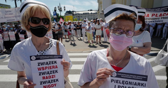 Ok. 40 szpitali w całej Polsce brało dziś udział w strajku ostrzegawczym pielęgniarek i położnych. Jak przekazała przewodnicząca Ogólnopolskiego Związku Zawodowego Pielęgniarek i Położnych Krystyna Ptok, był to protest przeciwko warunkom pracy i płacy. "Godna płaca za ciężką pracę" - to jedno z haseł, jakie można było usłyszeć w czasie protestu na placu Bankowym w Warszawie. 