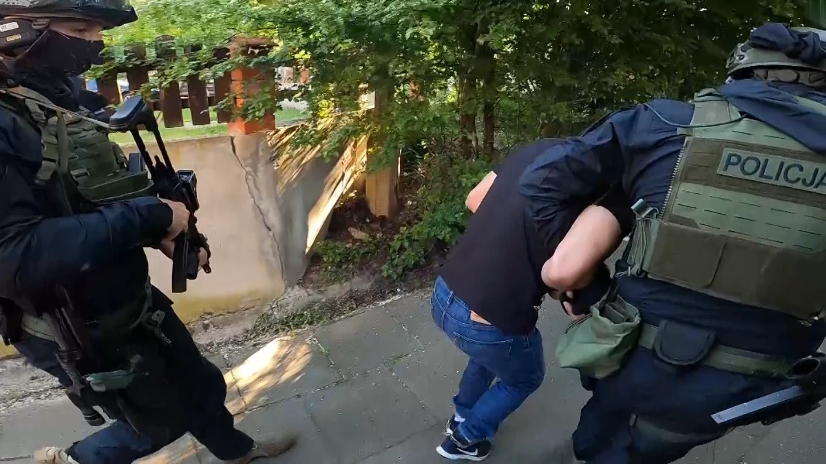 Pomorska policja zatrzymała 40-letniego mężczyznę poszukiwanego w związku m.in. z usiłowaniem uprowadzenia dziewczynki w powiecie gdańskim oraz atakiem na kobietę w powiecie malborskim - dowiedział się reporter RMF FM Kuba Kaługa. Chodzi o zdarzenia z 12 maja. Mężczyzna usłyszał już zarzuty. 