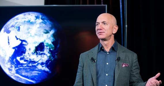 Najbogatszy człowiek świata Jeff Bezos leci w kosmos. Szef Amazona ogłosił właśnie, że w przestrzeń kosmiczną wyruszy już 20 lipca na pokładzie pojazdu firmy Blue Origin.