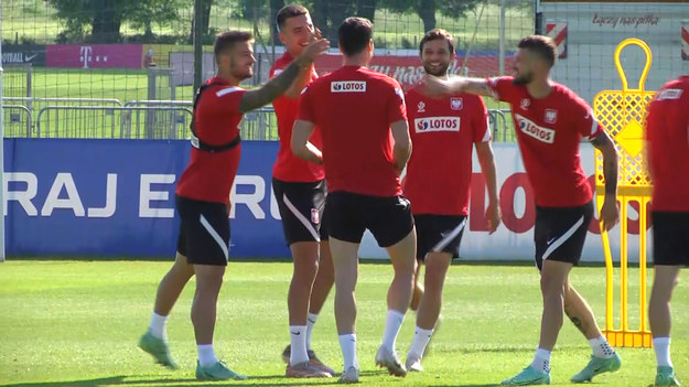 Zabawna sytuacja na treningu reprezentacji Polski w Opalenicy. Robert Lewandowski grał w dziada i nie poradził sobie z zadaniem. Zgodnie z regułami powinien otrzymać od kolegów z zespołu "po uszach". Chyba tylko przez szacunek koledzy poklepali go po karku. W zajęciach wziął już udział Arkadiusz Milik. Po raz kolejny zabrakło Dawida Kownackiego, który zmaga się z rwą kulszową.