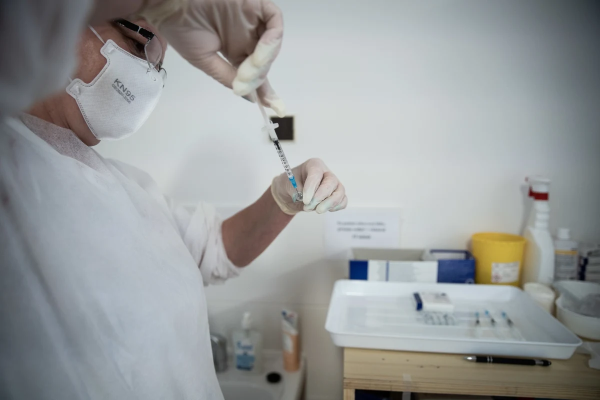 Rażąca nierówność w dostępie do szczepionek przeciwko Covid-19 spowodowała "dwutorową pandemię" – mówił szef Światowej Organizacji Zdrowia (WHO) Tedros Adhanom Ghebreyesus. Kraje zachodnie są chronione, a biedniejsze narody nadal są narażone - uważa Tedros.