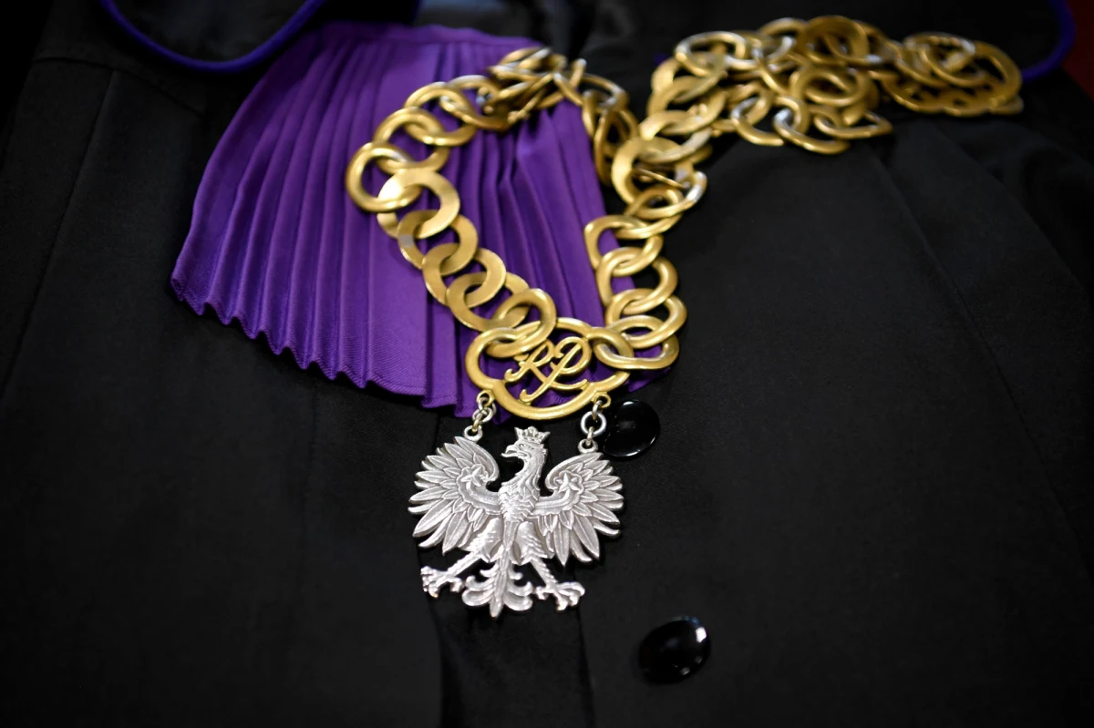 "Do Sądu w Szczecinie wpłynął akt oskarżenia przeciwko popularnemu wśród dzieci patoyoutuberowi związanym z kanałem Lord Kruszwil" - poinformował Ośrodek Monitorowania Zachowań Rasistowskich i Ksenofobicznych. Youtuber miał uderzyć starszego mężczyznę pięścią w twarz, według rodziny mogło się to przyczynić do śmierci 66-latka kilka miesięcy później.
