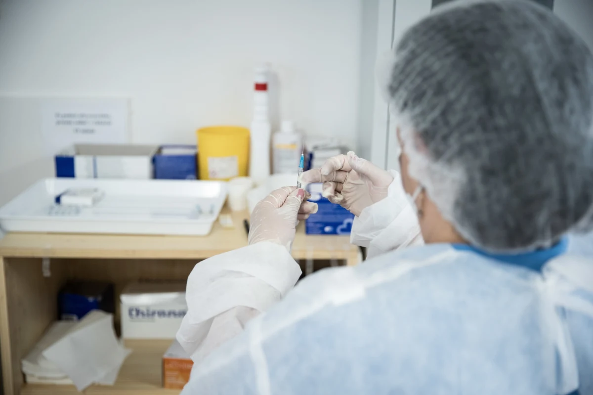 Firma Moderna złożyła wniosek do Europejskiej Agencji Leków (EMA) o rozszerzenie wskazań stosowania szczepionki przeciw Covid-19 u młodzieży w wieku 12-18 lat - podał prezes Urzędu Rejestracji Produktów Leczniczych, Wyrobów Medycznych i Produktów Biobójczych Grzegorz Cessak.