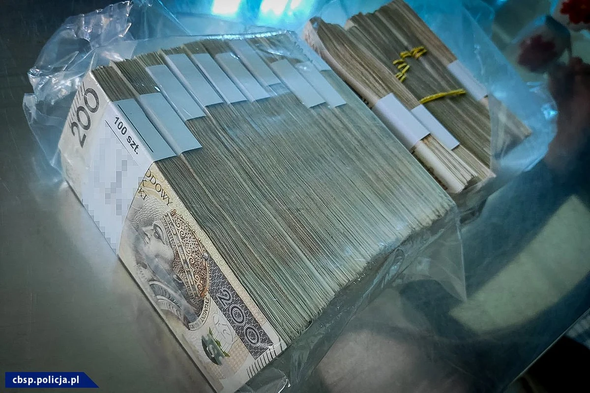 Grupę przestępczą, która wyłudziła 45 mln zł unijnych dotacji i usiłowała wyłudzić drugie tyle, rozbiła podlaska Prokuratura Krajowa. Na jej polecenie funkcjonariusze CBŚP i Krajowej Administracji Skarbowej zatrzymali 7 osób, z których 5 trafiło do aresztu. 