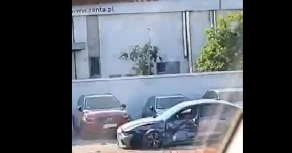 Policjanci szukają kierowcy, który w nocy zniszczył salon samochodowy i auta w Bielanach Wrocławskich. 