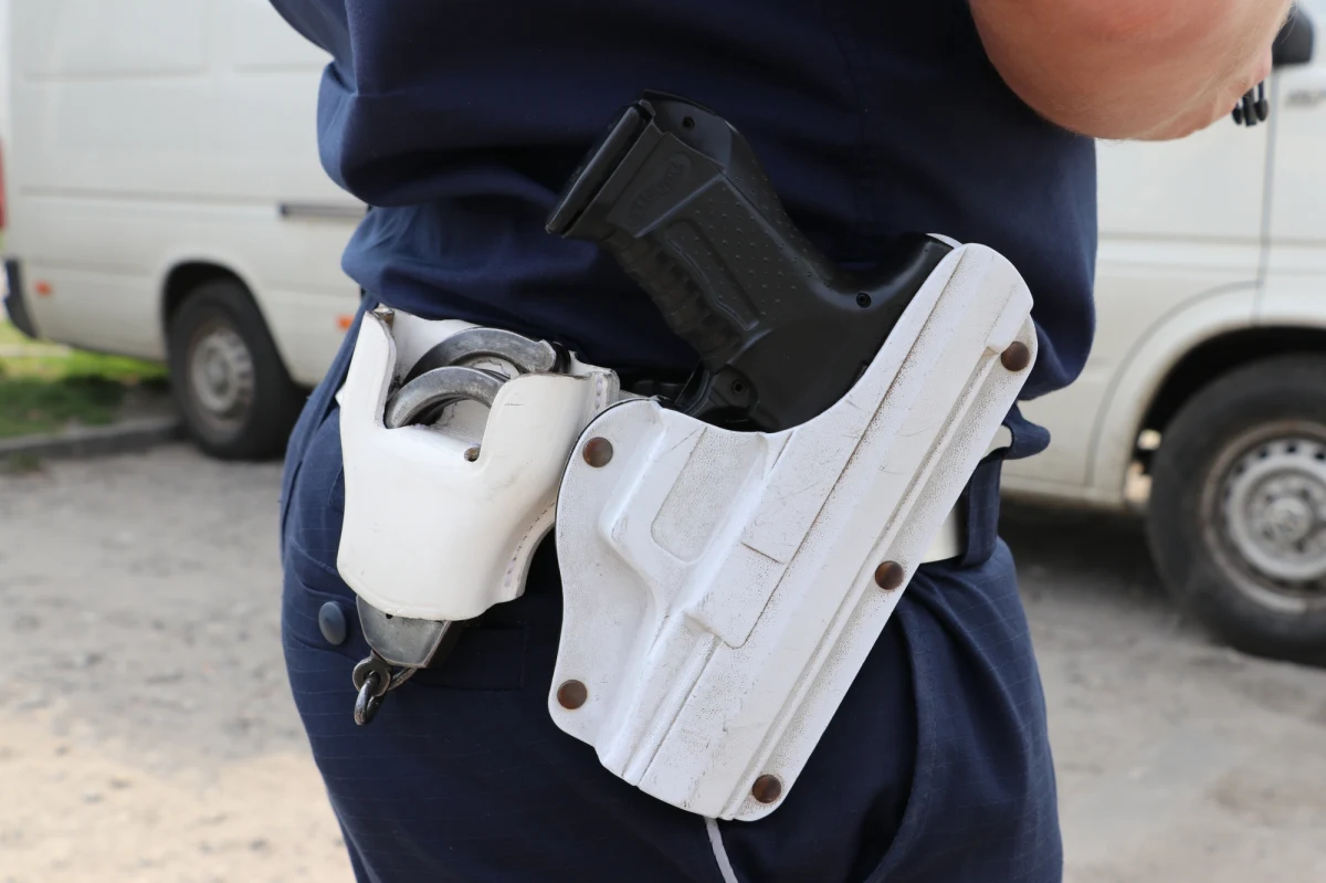 Krakowski policjant stracił broń służbową podczas akcji przeciwko złodziejom katalizatorów na Śląsku. Pistolet z szesnastoma nabojami udało się odzyskać podczas policyjnej blokady drogi koło Olkusza - dowiedział się dziennikarz RMF FM Krzysztof Zasada. 