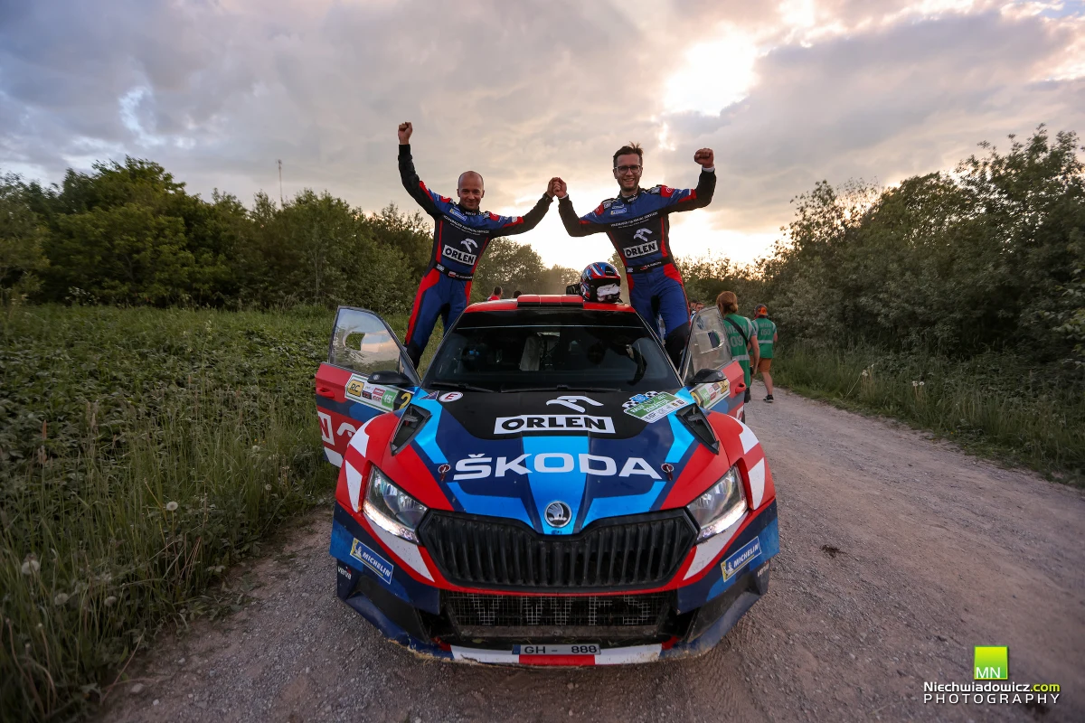 Miko Marczyk i Szymon Gospodarczyk rozpoczęli rajdowe zmagania w sezonie 2021 od dużego sukcesu. Po roku rywalizacji w Rajdowych Mistrzostwach Europy, w ramach treningu przed jubileuszowym 77. PKN ORLEN Rajdem Polski 2021, pojawili się na starcie pierwszej rundy RSMP. Rajd Žemaitija został rozegrany na litewskich szutrach w terminie 4-5 czerwca 2021, a polski duet spisał się znakomicie. Mistrzowie Polski z sezonu 2019 ukończyli rajd na 1. miejscu, co oznacza, że obecnie są liderami klasyfikacji generalnej polskiego czempionatu.