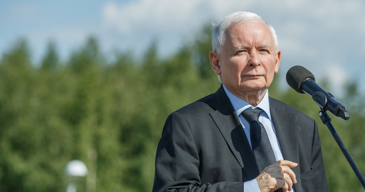 Jarosław Kaczyński miał z irytacją przyjąć informacje o działaniach TVP, która pracuje nad dokumentem o jego działalności w opozycji antykomunistycznej. Poseł PiS w rozmowie z portalem Wirtualnemedia.pl sugeruje, że mogło dojść do sabotażu. 