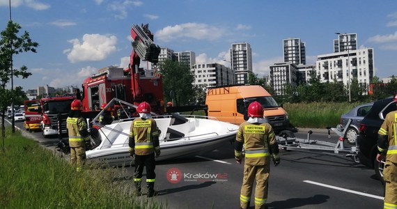 ​Nietypowa kolizja w Krakowie. Na ulicy Stella-Sawickiego z przyczepy na jezdnię zsunęła się... łódź. Zablokowane zostały dwa pasy jezdni.