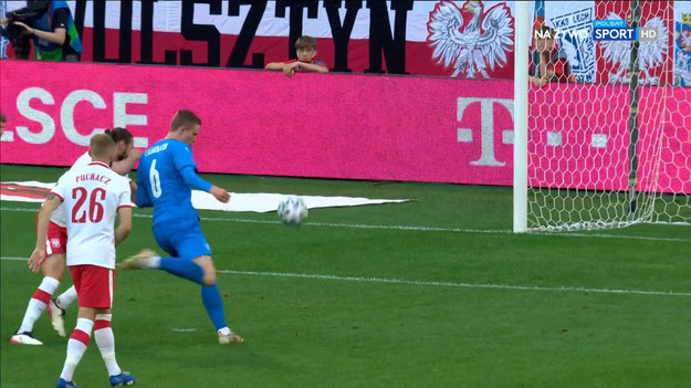Islandia zdobyła pierwszego gola na stadionie w Poznaniu w meczu towarzyskim z Polską. Początkowo sędzia liniowy pokazał pozycję spaloną, ale później VAR zadecydował, że jednak Albert Gudmundsson trafił do siatki prawidłowo. Polacy wyrównali w 34. minucie po golu Piotra Zielińskiego. Dwie minuty po rozpoczęciu drugiej połowy po zamieszaniu w polu karnym "Biało-Czerwonych" sytuację strzelecką wykorzystał Brynjar Ingi Bjarnason i umieścił piłkę w siatce, zdobywając drugiego gola dla gości.