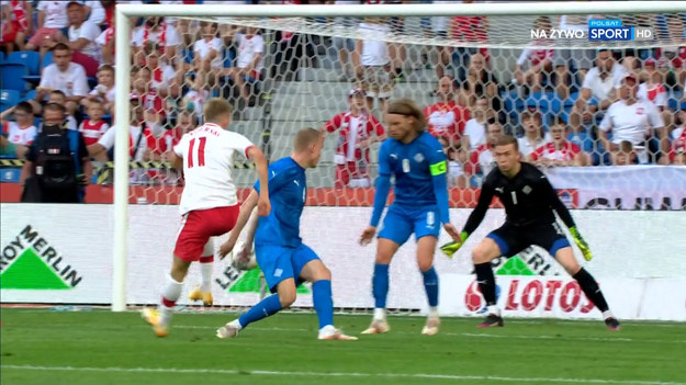 Islandia zdobyła pierwszego gola na stadionie w Poznaniu w meczu towarzyskim z Polską. Początkowo sędzia liniowy pokazał pozycję spaloną, ale później VAR zadecydował, że jednak Albert Gudmundsson trafił do siatki prawidłowo. Polacy wyrównali w 34. minucie po golu Piotra Zielińskiego. Dwie minuty po rozpoczęciu drugiej połowy po zamieszaniu w polu karnym "Biało-Czerwonych" sytuację strzelecką wykorzystał Brynjar Ingi Bjarnason i umieścił piłkę w siatce, zdobywając drugiego gola dla gości. W 88. minucie spotkania wyrównał Karol Świderski i Polacy w ostatnim sprawdzianie przed Euro zremisowali 2-2. Oto gol z końcówki meczu.