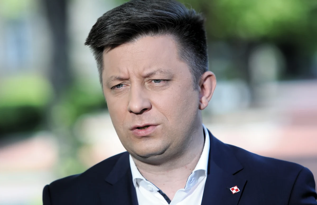 Hakerzy włamali się na prywatną skrzynkę mailową szefa Kancelarii Prezesa Rady Ministrów Michała Dworczyka oraz jego żony. Minister wydał oświadczenie, w którym zapewnia, że nie doszło do wycieku tajnych informacji. Nie wyjaśnił jednak, czy pojawiające się w Telegramie dokumenty - rzekomo pochodzące z jego skrzynki - są autentyczne. 