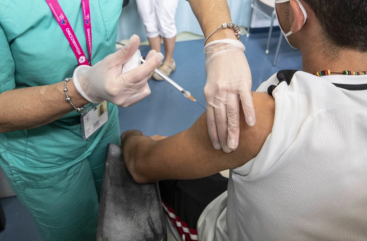 Koncern farmakologiczny Pfizer zapowiedział we wtorek rozpoczęcie drugiej fazy badań klinicznych nad swoją szczepionką przeciw Covid-19 z udziałem dzieci w wieku od 6 miesięcy do 11 lat w USA, Finlandii, Polsce i Hiszpanii. To wynik pozytywnych wyników pierwszej fazy badań.