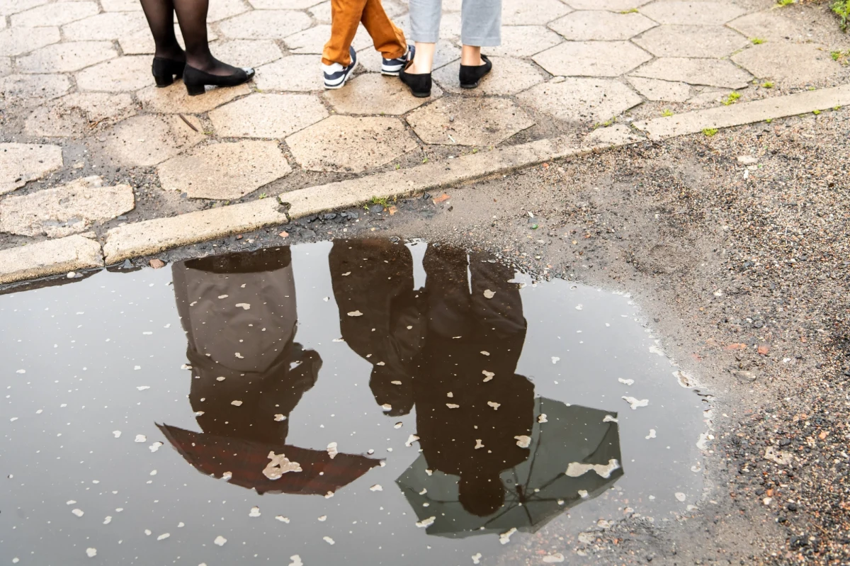Instytut Meteorologii i Gospodarki Wodnej Informuje, że w Polsce na termometrach zobaczymy dziś od 22 do nawet 27 stopni Celsjusza. Na południu i wschodzie kraju spodziewane są przelotne opady deszczu i burze.