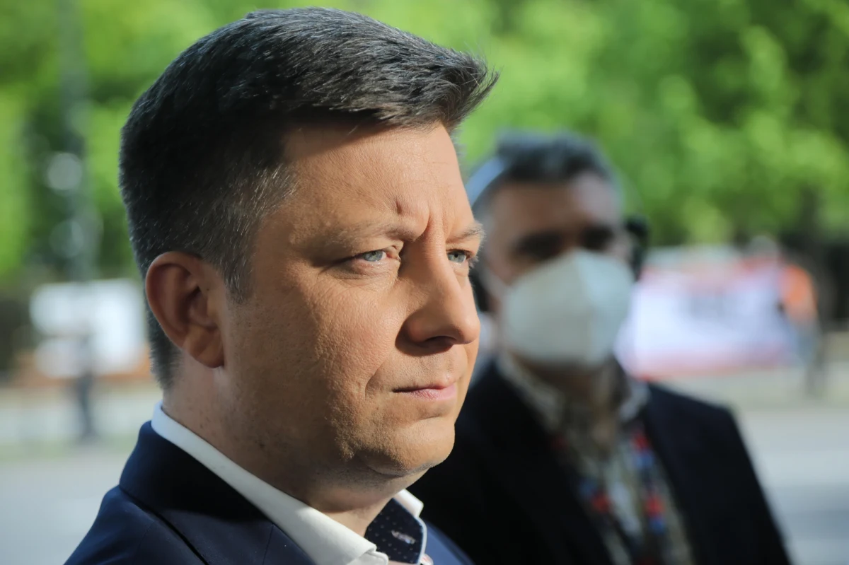 Zgłoszeniem ministra Michała Dworczyka w sprawie włamania na konta internetowe jego i jego żony zajmują się eksperci Agencji Bezpieczeństwa Wewnętrznego - poinformował nas rzecznik koordynatora służb specjalnych. Złożone wczoraj wieczorem zawiadomienie od razu trafiło do ABW. 