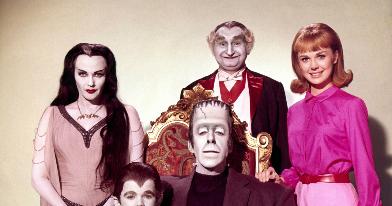 "The Munsters" to popularny amerykański sitcom nadawany na antenie stacji CBS w latach 1964-1966. Jego bohaterami była rodzina sympatycznych potworów, które do złudzenia przypominały bohaterów nadawanej w tym samym czasie "Rodziny Addamsów". Nieco już zapomniany serial przeniesie teraz na duży ekran Rob Zombie. Poinformował o tym na Instagramie sam reżyser.