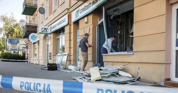 W nocy nieznani sprawcy wysadzili bankomat znajdujący się wewnątrz banku przy ulicy Żmigrodzkiej we Wrocławiu. Wszystko wskazuje na to, że była to nieudana próba kradzieży pieniędzy. Trwają poszukiwania sprawców.