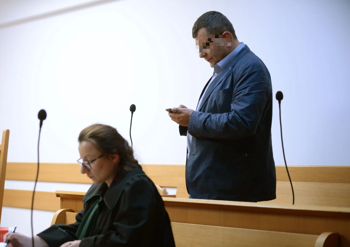 Zbigniew S. usłyszał w środę w Prokuraturze Regionalnej w Warszawie zarzuty. Chodzi o oszustwo z 2011 r., w wyniku którego miał wyłudzić od zadłużonego małżeństwa nieruchomości warte około 5,5 mln złotych. Zbigniew S. nie przyznał się do winy i odmówił składania wyjaśnień.