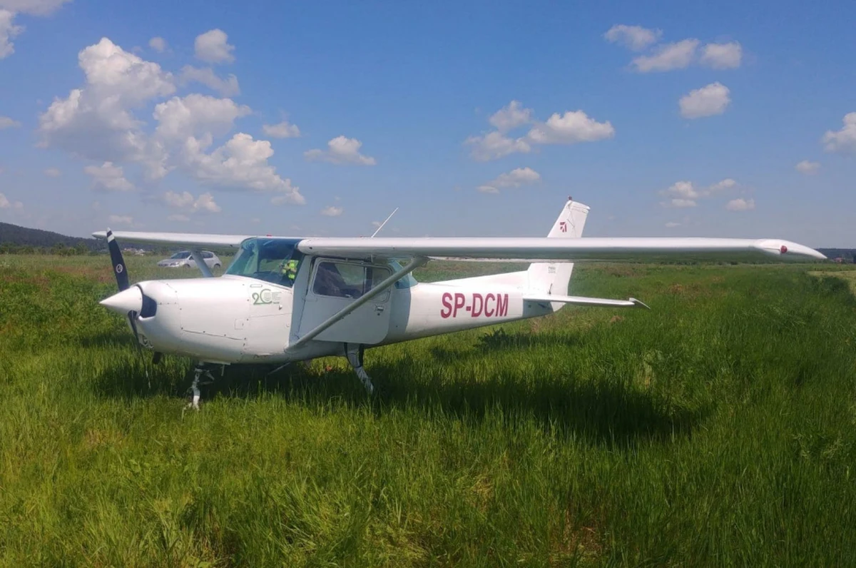 Samolot szkoleniowy Cessna 152 lądował dziś awaryjnie w okolicach Daleszyc (woj. świętokrzyskie). Pilot nie odniósł żadnych obrażeń.