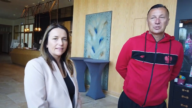 Roman Kołtoń w towarzystwie Tomasza Hajty (62-krotny reprezentant Polski, uczestnik Mundialu w 2002 roku) zwiedza polską bazę na finały EURO - Sopot Marriott Resport & Spa. Oprowadza dyrektor Beata Piosik, która jest przekonania, że Polacy mogą wiele osiągnąć na turnieju. 

Cały odcinek dostępny na kanale "Prawda Futbolu".
