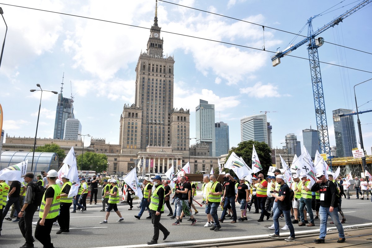 Zakończyły się kilkutysięczne protesty przedstawicieli z branży górniczej i energetycznej w Warszawie. Manifestacja spowodowała gigantyczne korki w stolicy. 