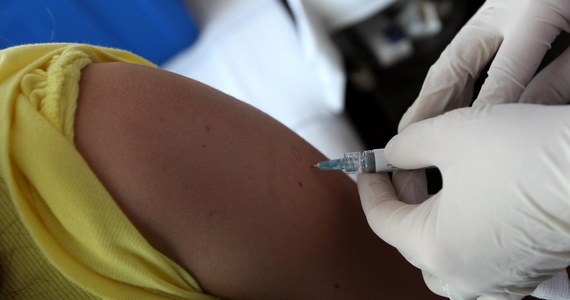 W Niemczech od poniedziałku dozwolone są szczepienia preparatem firmy Biontech dla młodzieży powyżej dwunastego roku życia, jednak młodsze dzieci nadal nie mogą otrzymywać tej szczepionki. Tymczasem w jednym z punktów szczepień w Szwabii preparat podano dziewięciolatce. Miało to tego dość przez pomyłkę. Dziecko zostało skierowane na obserwację do szpitala. Lekarzowi, który podał szczepionkę, grożą konsekwencje prawne.