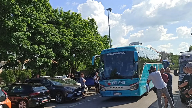 Materiał prezentuję przyjazd reprezentacji Polski do hotelu Sopot Marriott Resort & Spa po meczu Polska - Islandia. 
