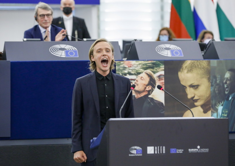 Aktor Bartosz Bielenia, odtwarzający główną rolę w filmie "Boże Ciało" Jana Komasy, nominowanym do nagrody Parlamentu Europejskiego Lux na jego forum powtórzył w środę okrzyk w obronie Białorusi za aktywistką Janą Szostak. Mówił o więźniach politycznych w tym kraju.