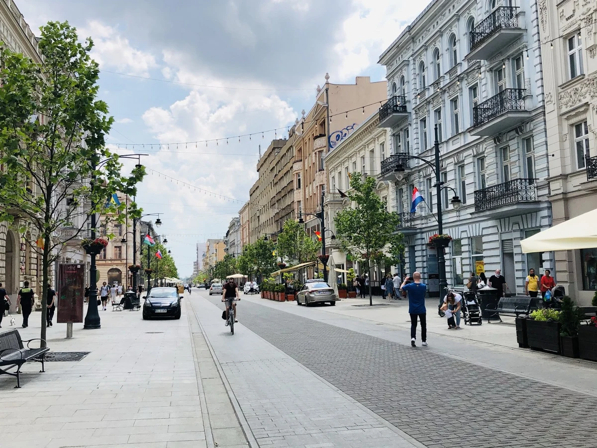 Główny deptak Łodzi – ulica Piotrkowska – staje się miejscem wspólnego przeżywania piłkarskich emocji i świętowania sukcesów ulubionych reprezentacji. „Pietryna” zawsze gromadziła fanów piłki nożnej, gdy odbywały się mistrzostwa świata czy Europy. Nie inaczej będzie w tym roku, w przypadku przeniesionych z ubiegłego roku rozgrywek Euro 2020, rozpoczynających się 11 czerwca. 