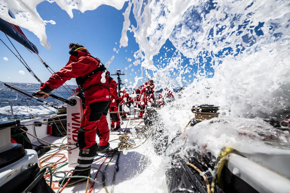 Po prawie trzech dniach wyścigu, o miejscu na najniższym stopniu podium zadecydował pojedynek tuż przy falochronie portu w Alicante. Wygrał go jacht Sailing Poland, który o godzinie 09:43 przekroczył linię mety.