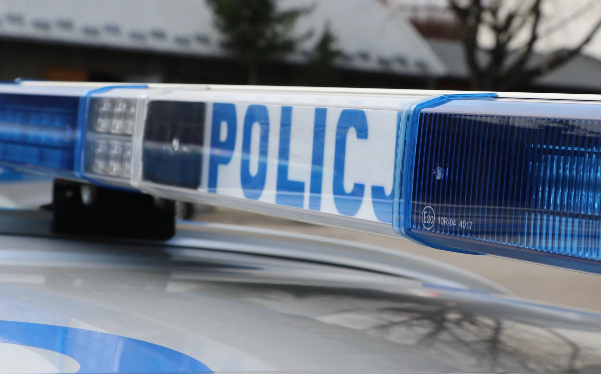 ​Duża akcja poszukiwawcza w małopolskich Gorlicach została zakończona. Funkcjonariusze policji sprawdzali przez kilka godzin informacje o rzekomym uprowadzeniu nastolatki, do akcji skierowani śmigłowiec. Wykluczono, że doszło do przestępstwa.