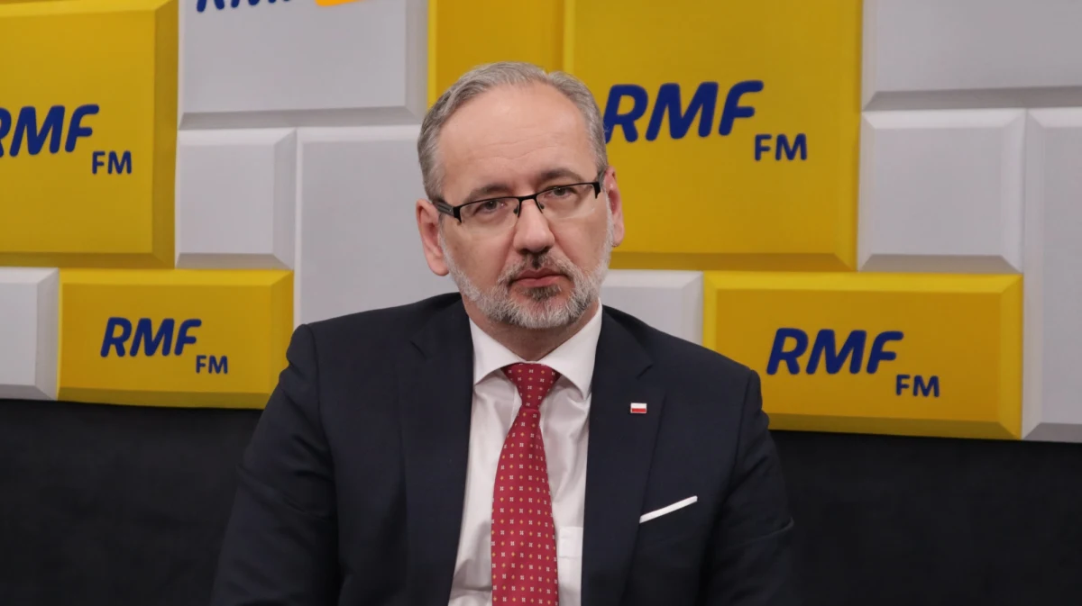 "Jestem pod wrażeniem profesjonalizmu" – mówi Adam Niedzielski, przyznając w Porannej rozmowie w RMF FM, że nadal jest pod ochroną funkcjonariuszy SOP. "Niestety, taka sytuacja zaistniała" – dodaje minister zdrowia o sytuacji z 21 maja, kiedy to do bloku, w którym mieszka, wtargnęła grupa mężczyzn. "Tam były groźby regularnego nękania i przychodzenia, potem w kolejnym tygodniu ta grupa przyszła i wykrzykiwała różnego rodzaju hasła" – relacjonuje te wydarzenia minister Niedzielski – "Katalog tych wypowiedzi był bardzo duży. Nie będę się przyczyniał do popularyzowania poglądów, które były tam głoszone". "Sprawa jest w prokuraturze, postępowanie zostało wszczęte, więc teraz czekam na wyniki" – dodaje gość Roberta Mazurka. 