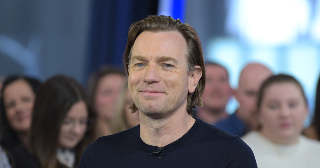 ​Ewan McGregor od ponad dwóch dekad żyje w trzeźwości. Jak ujawnił w rozmowie z Pedro Pascalem, dzięki trudnym doświadczeniom związanym z dawną walką z uzależnieniem, mógł lepiej zrozumieć zmagającego się z nałogiem bohatera, którego zagrał niedawno w serialu "Halston". "To było interesujące wciągać te wszystkie kreski kokainy, palić papierosy i pić szoty, mając świadomość, że nie są prawdziwe. Cieszę się, że to fikcja, a jednocześnie rozumiem Halstona, jak nikt inny" - przyznał.