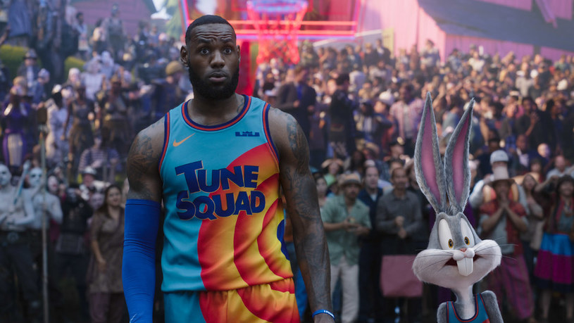 ​Film "Kosmiczny mecz" z 1996 roku to był kinowy przebój! Zarówno widzowie, jak i krytycy chwalili pomysł i udział w produkcji gwiazdy NBA, światowej klasy koszykarza Michaela Jordana. Dlaczego obraz "Kosmiczny mecz: Nowa era" nie powtórzył tego sukcesu?