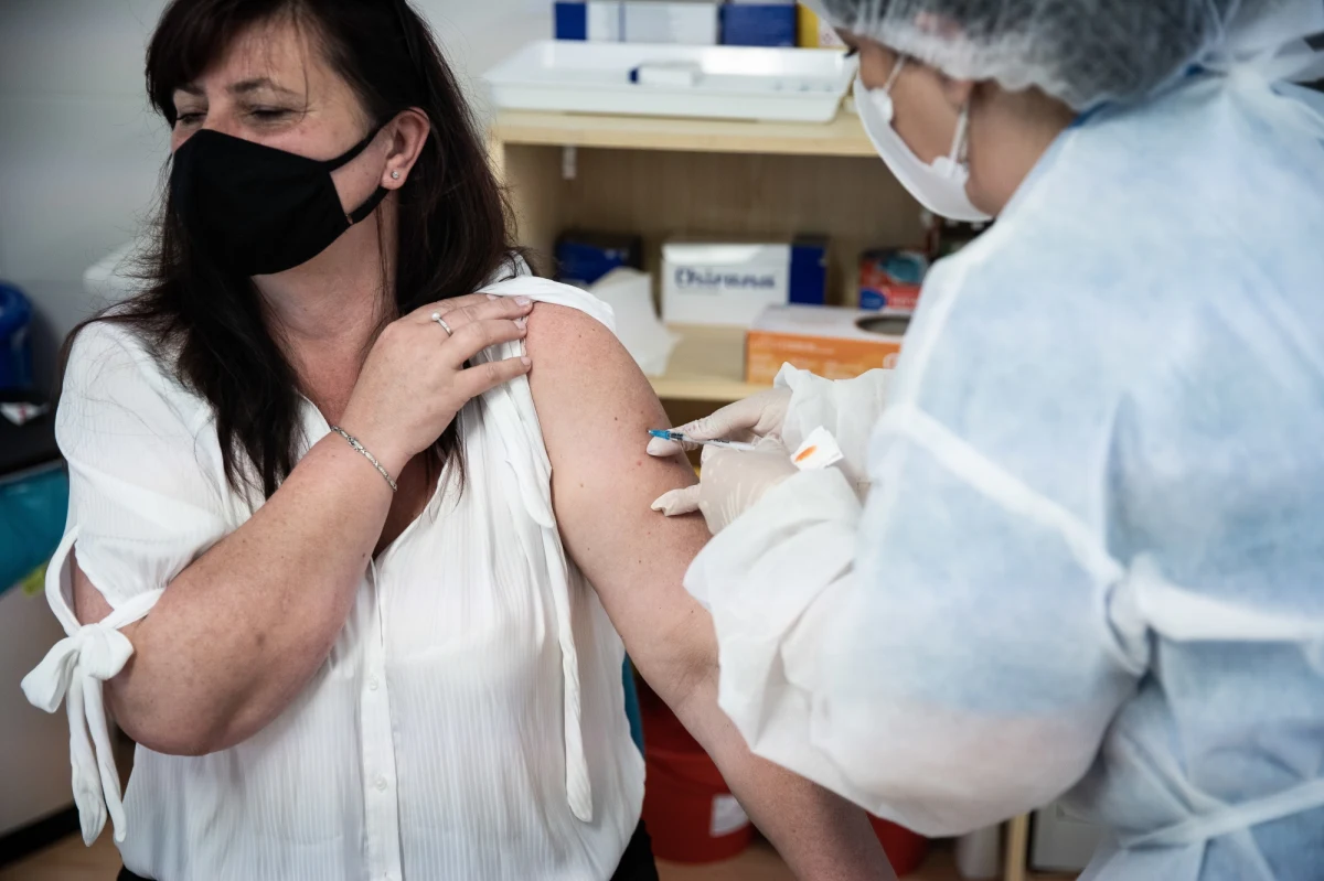 Rząd znowu zmienia okres między podaniem pierwszej i drugiej dawki szczepionki. Skraca odstęp dla preparatów Pfizera i Moderny. Druga dawka AstraZeneki nadal podawana będzie po pięciu tygodniach. 