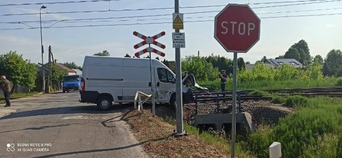 To mogło się skończyć tragicznie. Do groźnie wyglądającej kolizji doszło dziś rano na niestrzeżonym przejeździe kolejowym na ulicy Zamkowej w Ćmielowie w województwie świętokrzyskim.