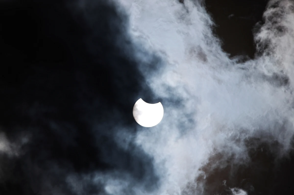 Dzisiaj zaćmienie Słońca. Od południa było częściowo widoczne w Polsce. W różnych miejscach prowadzono obserwacje przy pomocy odpowiednio wyposażonych teleskopów. Ze względów bezpieczeństwa na Słońce można patrzeć tylko poprzez urządzenia z odpowiednimi filtrami.
