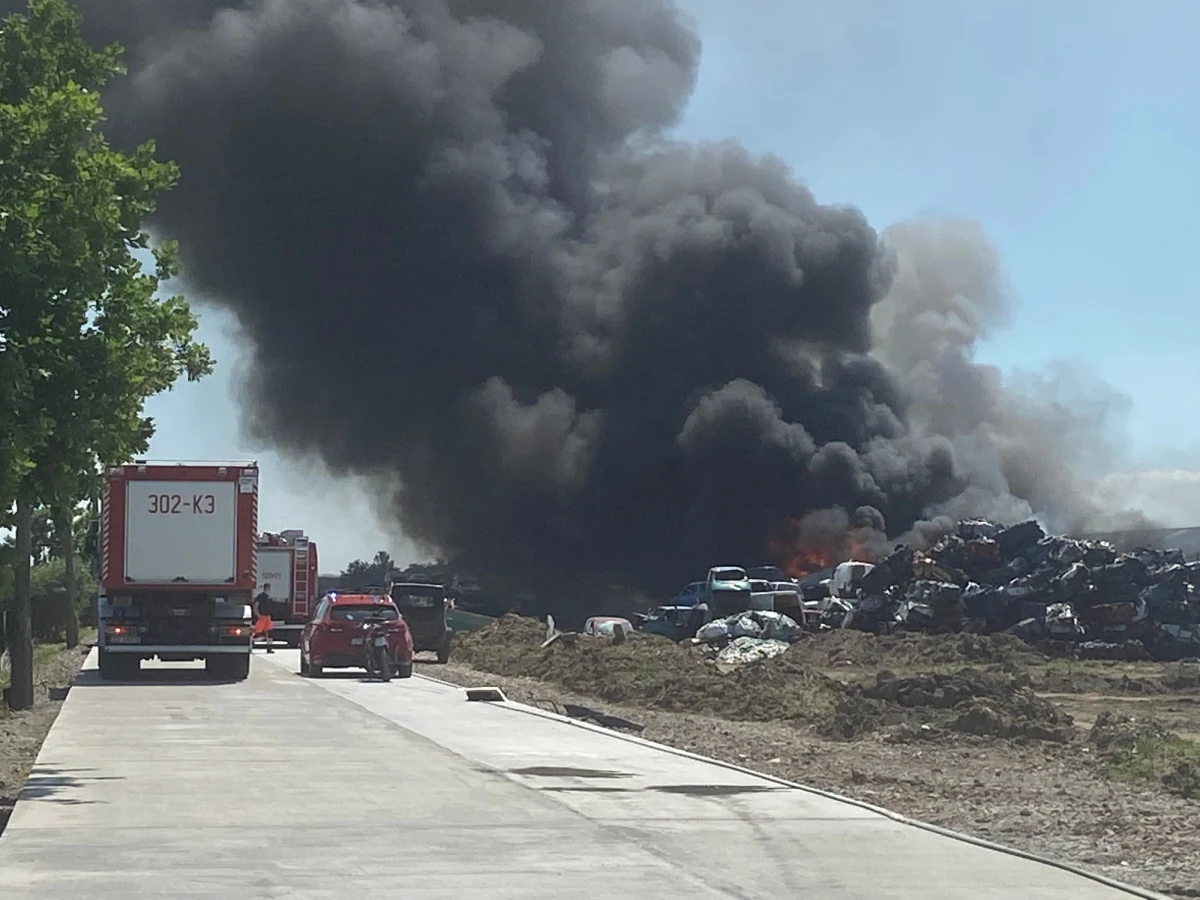 Pożar samochodów w stacji demontażu pojazdów w Stobnie pod Szczecinem. Jedna osoba została ranna. Słup czarnego dymu był widoczny z odległości kilkunastu kilometrów.