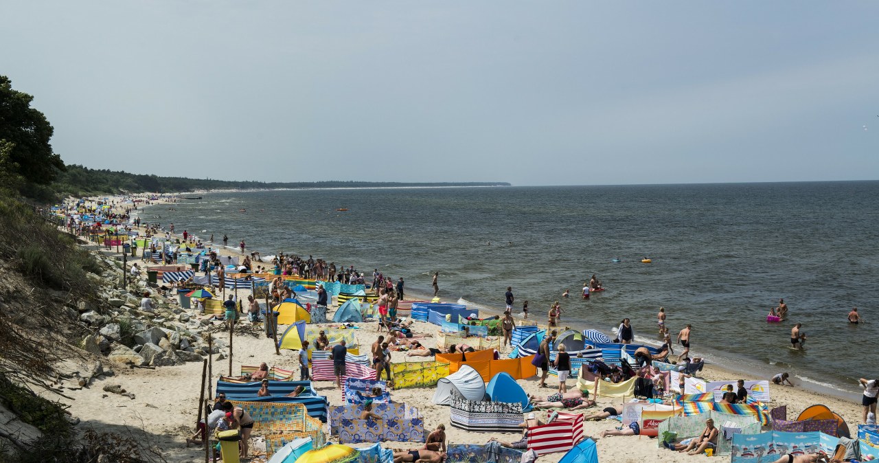 Tu nie wejdziesz do wody. Sinice i zakazy kąpieli w Polsce. Lista kąpielisk