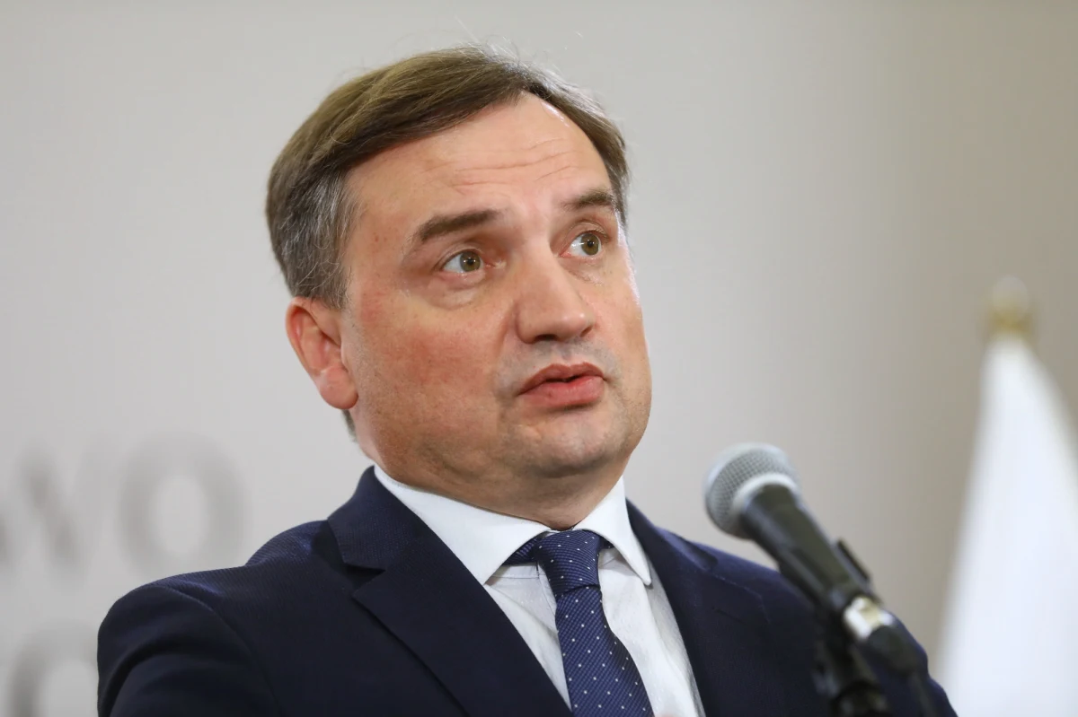 Parlament Europejski przyjął rezolucję w sprawie tak zwanego mechanizmu warunkowości. Skrytykował w niej Komisję Europejską za to, że nie uruchomiła procedury określonej w rozporządzeniu w sprawie warunkowości w "najbardziej oczywistych przypadkach naruszeń praworządności w UE". "Rezolucja Parlamentu Europejskiego jest dowodem na to, że problemy z demokracją i praworządnością dotyczą nie Polski, a Unii Europejskiej; jest to akt jawnie antydemokratyczny i niepraworządny" - ocenił minister sprawiedliwości i prokurator generalny Zbigniew Ziobro. 