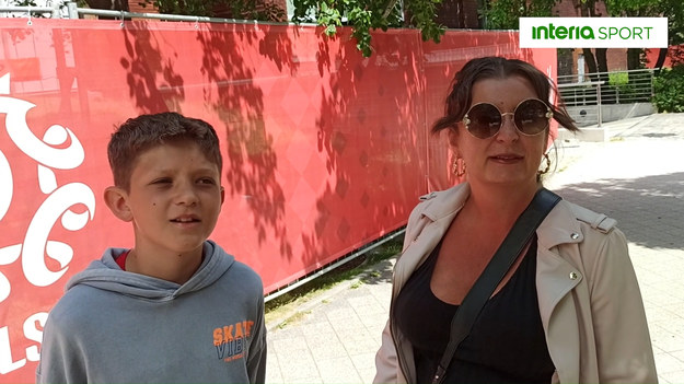 Wysłannik Interii Maciej Słomiński rozmawiał pod hotelem reprezentacji z mieszkańcami Sopotu. Jak reagują na to, że baza kadry znajduje się w ich mieście? Co wolą - plażę czy trening podopiecznych Paulo Sousy? 