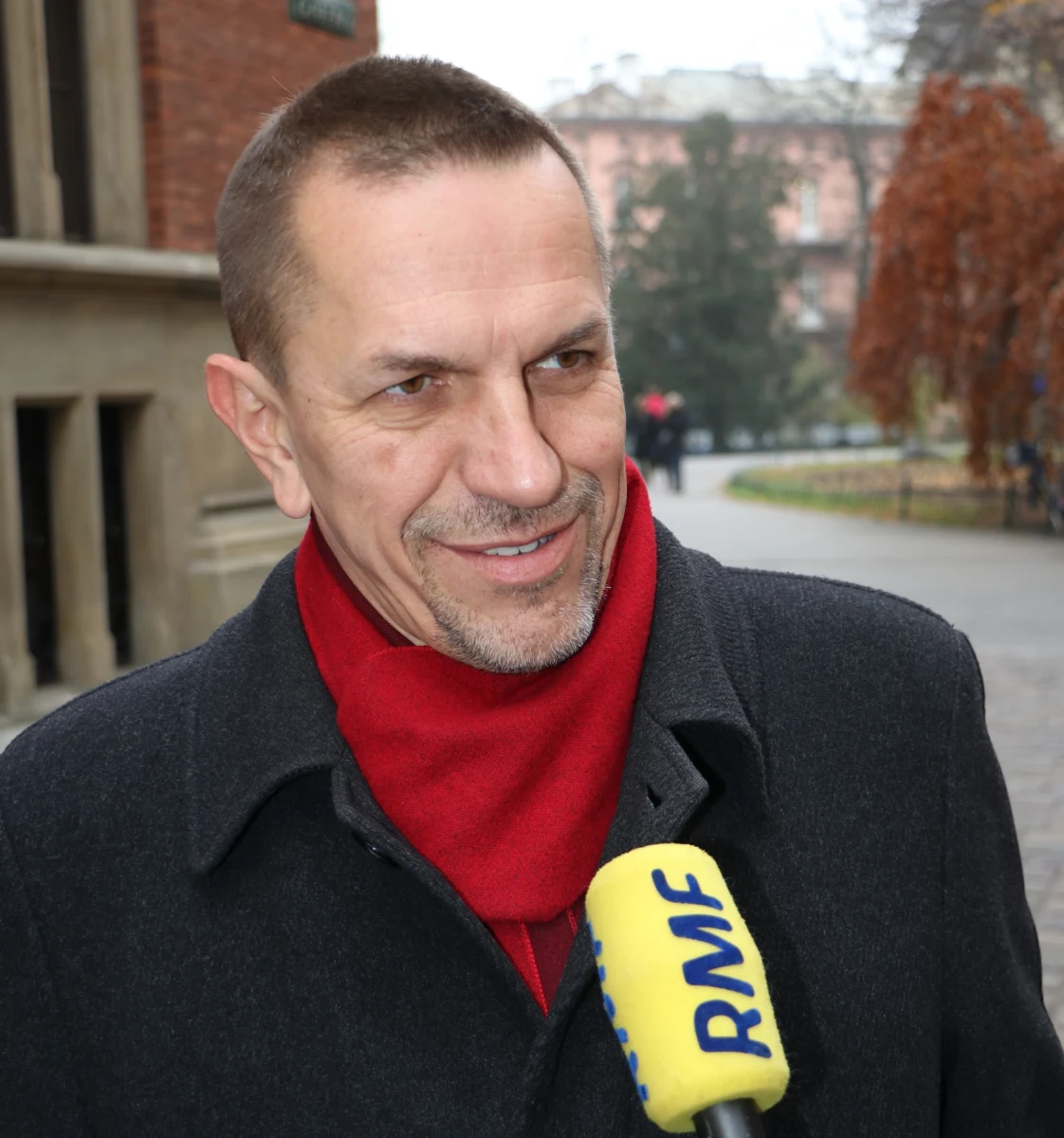 "Tuskowi marzy się taka rola, jaką ma teraz Kaczyński - kogoś, kogo się chowa na wybory, żeby nie drażnił tych, którzy pamiętają błędy i potknięcia. Kogoś, kto rozgrywa wewnętrzne relacje, przesądza, kogo wystawiamy na pierwsze miejsce" – ocenił w Popołudniowej rozmowie w RMF FM socjolog prof. Jarosław Flis, pytany o ewentualny powrót Donalda Tuska do aktywności w polskiej polityce. "Chciałby być kimś, kto może wystawić swojego Morawieckiego, kto będzie mógł wystawić swojego Dudę" – dodał. 