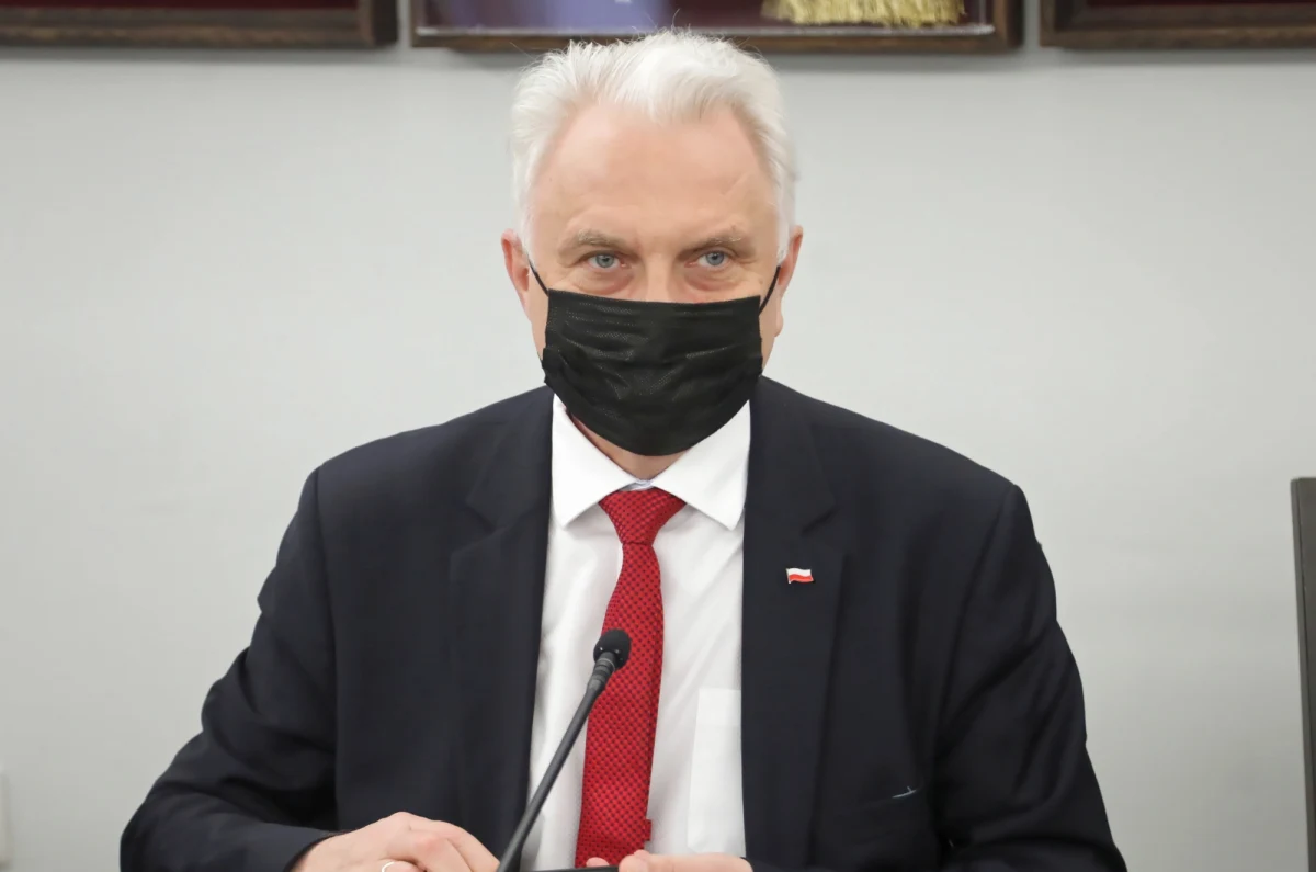 Jeśli nie osiągniemy odporności zbiorowej, to ewentualny prognozowany przez ekspertów wzrost zakażeń może spowodować, że wycofamy się ze zniesionych obostrzeń - powiedział w czwartek w TVP Info wiceminister zdrowia Waldemar Kraska.