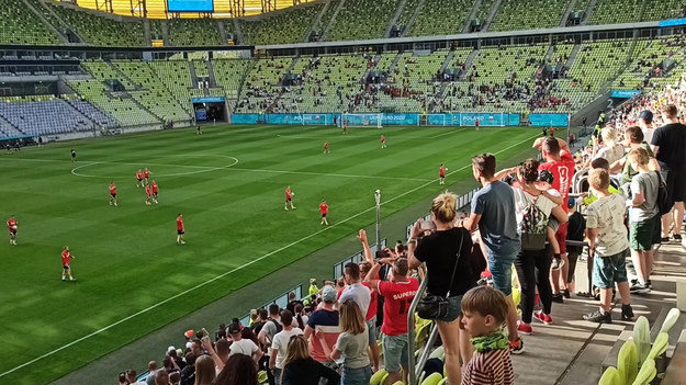 Zawodnicy reprezentacji Polski kopią piłki w trybuny na zakończenie otwartego treningu na Polsat Plus Arenie. Wzbudzają tym aplauz, w przewazajacej części dziecięcej publiki. 