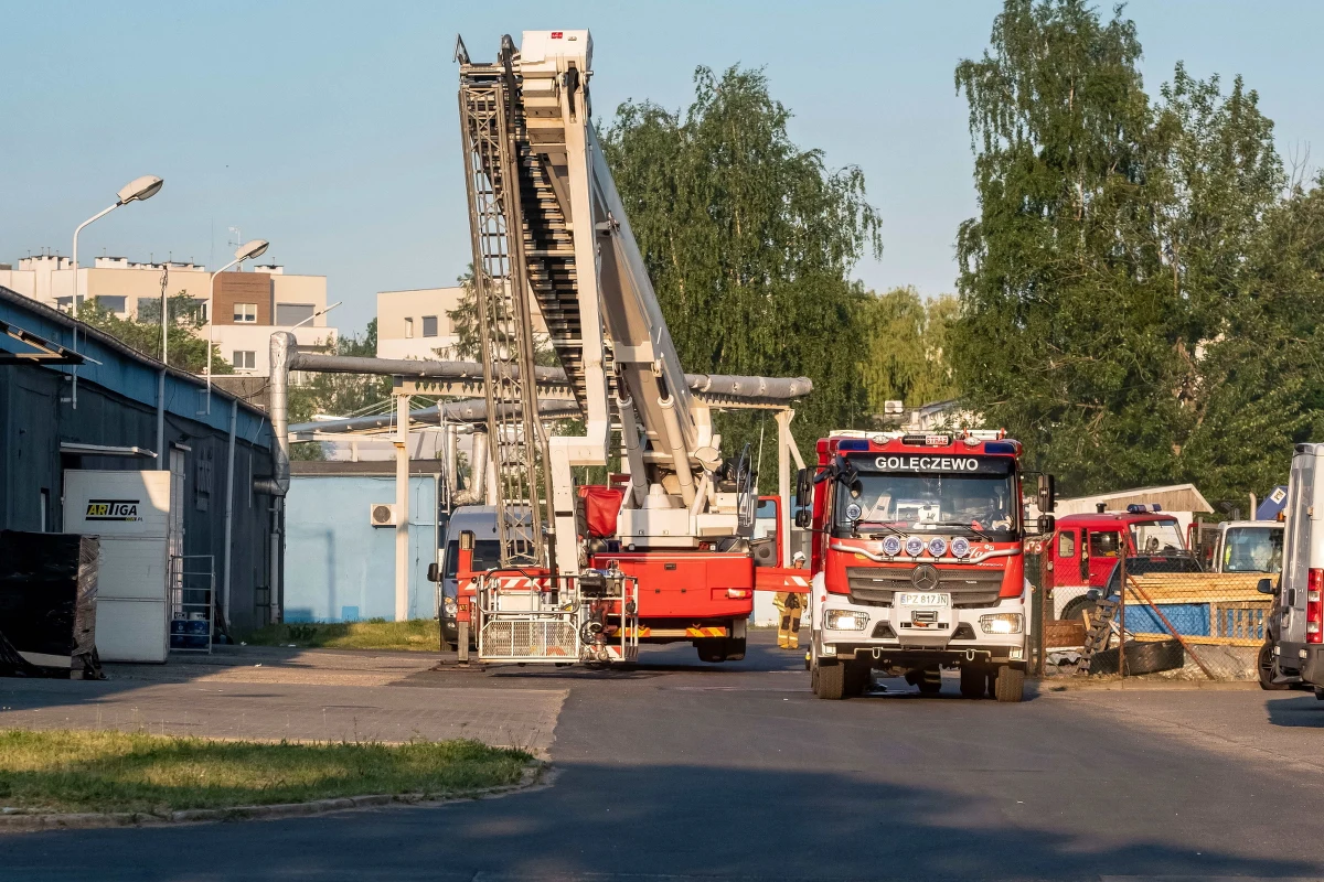 Strażacy kończą akcję gaśniczą na terenie dawnych zakładów ZNTK w Poznaniu, gdzie wybuchł pożar w jednej z opuszczonych hal. Nie ma osób poszkodowanych. 