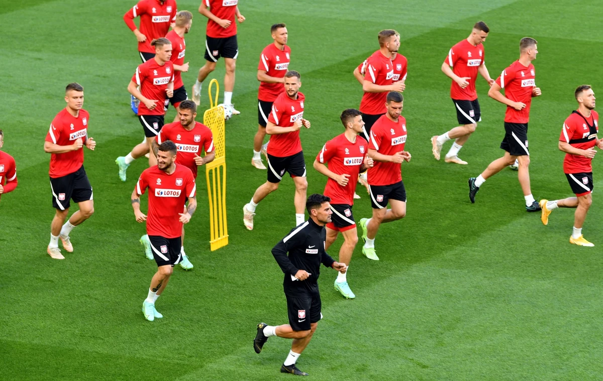 Jacek Bąk przyznał, że jeszcze nigdy nie był tak ciekawy startu polskiej reprezentacji w wielkim turnieju jak teraz. "Polska to w tej chwili wielka niewiadoma. W każdym meczu gramy w innym składzie i trudno powiedzieć, na co nas stać" - powiedział PAP były piłkarz m.in. Olympique Lyon.