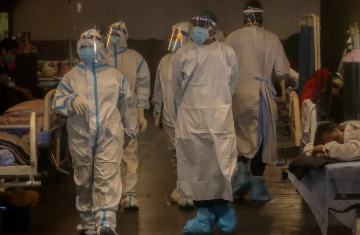 W ubiegłym tygodniu z powodu koronawirusa zmarło w Surinamie 57 osób. W kraju brakuje łóżek na oddziałach intensywnej terapii, a prezydent kraju wprost mówi, że "sytuacja wymknęła się spod kontroli". Z powodu Covid-19 wprowadzony został w szpitalach czarny kod.