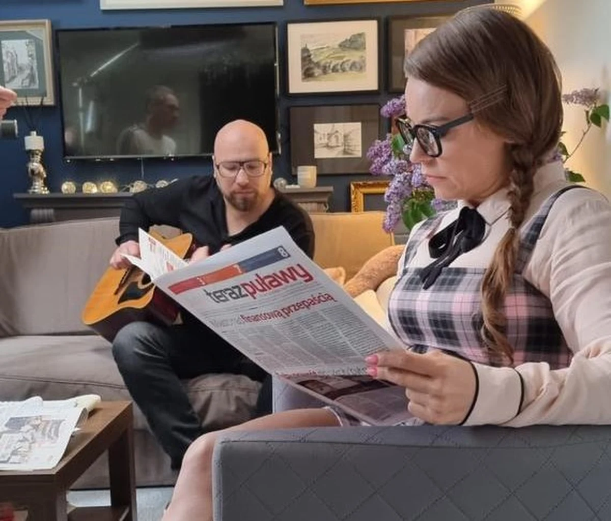 Co łączy siedmiu facetów w garniturach z popularną aktorką? Dziś gorąca premiera klipu Poparzonych. Anna Mucha zagrała w najnowszym teledysku popularnego zespołu. 