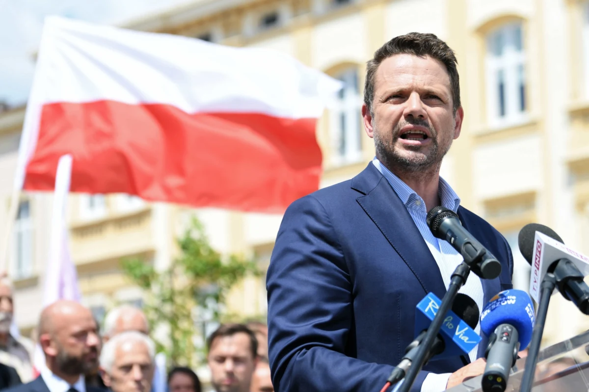 Rafał Trzaskowski spotkał się z rodzicami uwięzionego przez reżim Alaksandra Łukaszenki białoruskiego opozycjonisty Ramana Pratasiewicza: Natalią i Dmitrijem Pratasiewiczami. Po spotkaniu prezydent stolicy podjął decyzję o przyznaniu im pomocy.